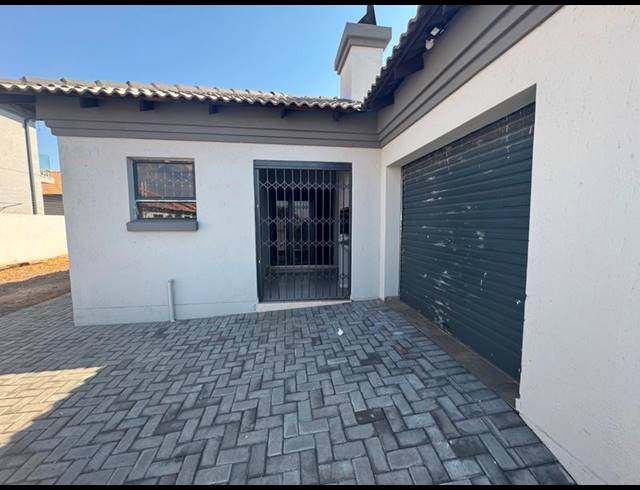 4 BEDROOM HOUSE FOR SALE IN AERORAND